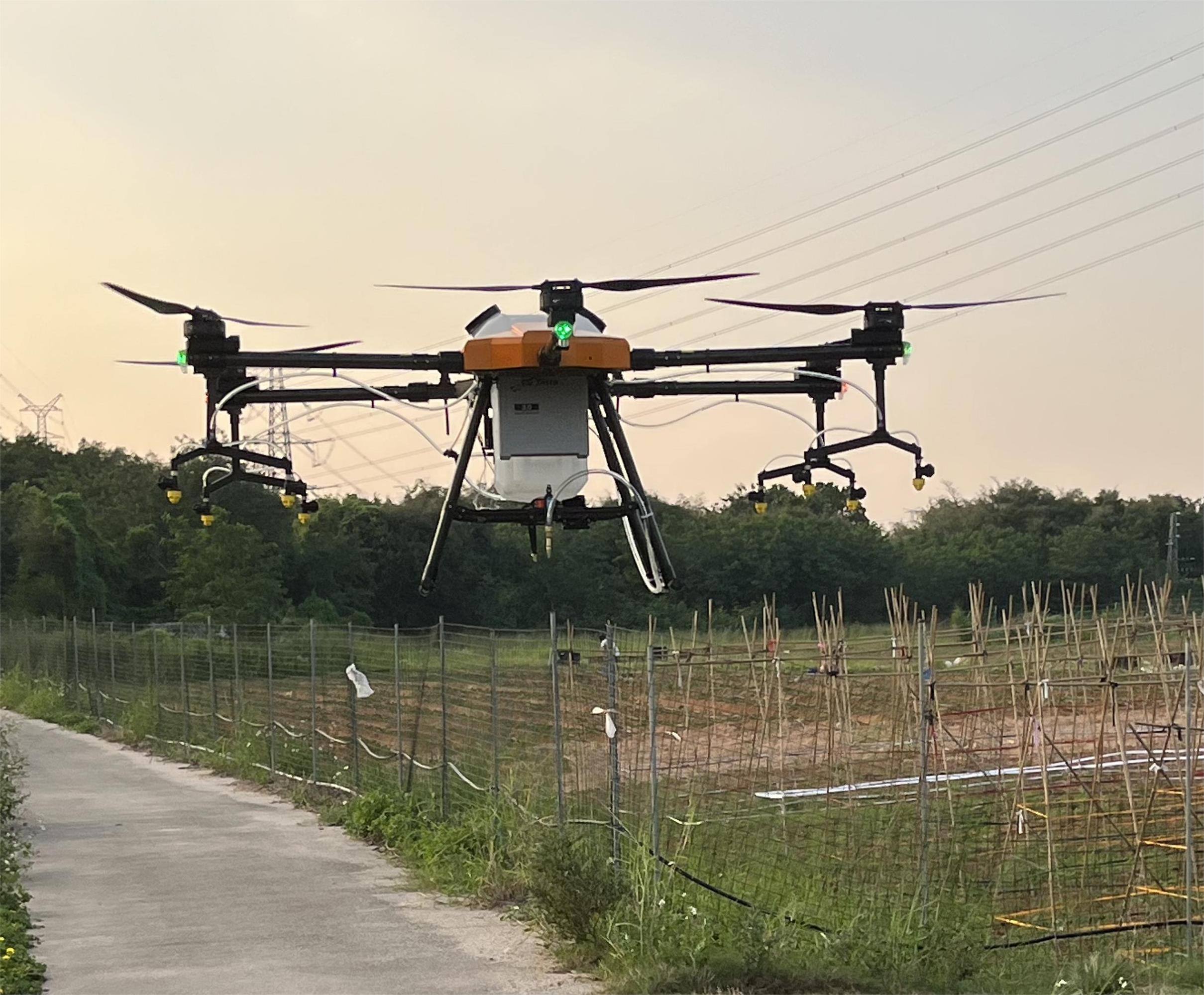 鼎峰無人機科技助農(nóng)保豐收