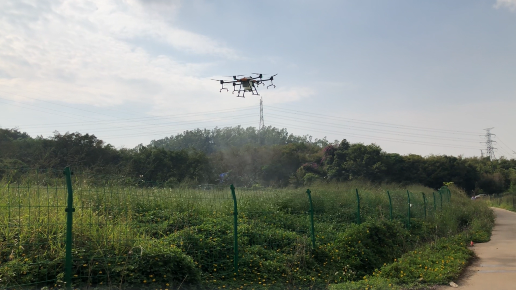 鼎峰無人機(jī)植保大顯身手